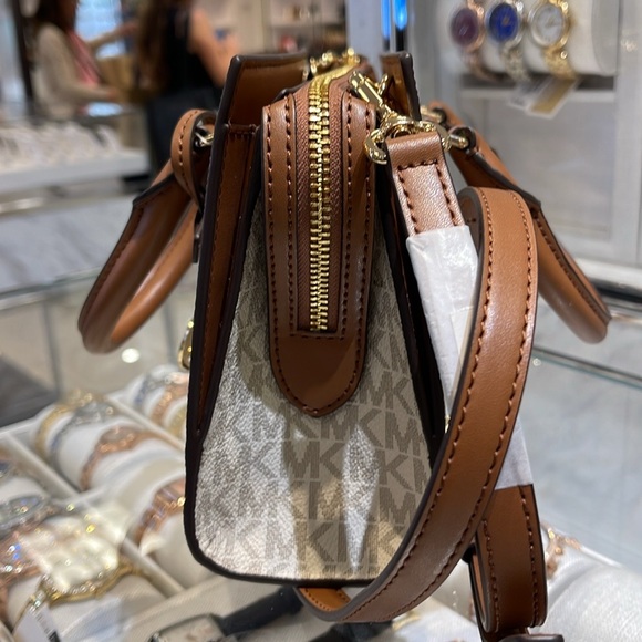 Michael Kors Small Sheila Satchel Crossbody
Vanilla
NWT - Picture 4 of 16